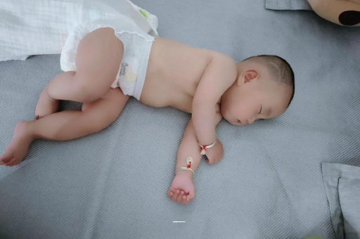 金湖宝宝拉屎有黑色颗粒 金湖宝宝拉屎有黑色颗粒